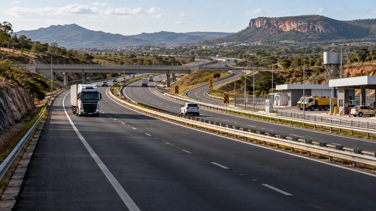 Rodovia concedida na Bahia com pistas duplicadas e infraestrutura operacional