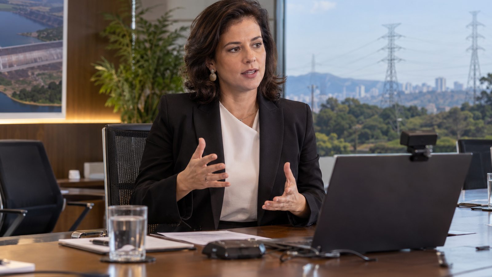 Imagem ilustrativa de profissional preparando uma manifestação gravada por videoconferência.