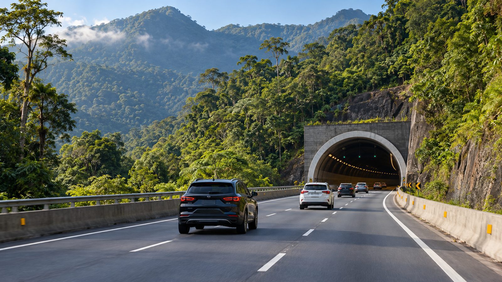Imagem ilustrativa gerada por inteligência artificial de rodovia em serra com túnel; não representa trecho específico da Tamoios.